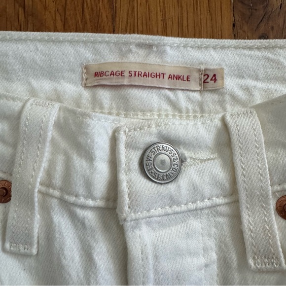 Levi’s White High-Waisted Jeans - Picture 4 of 6